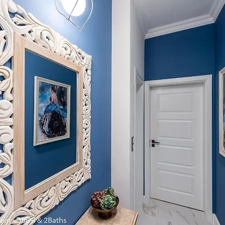Luxury & Unique - Center Apt. - 3bdr & 2 Baths *
