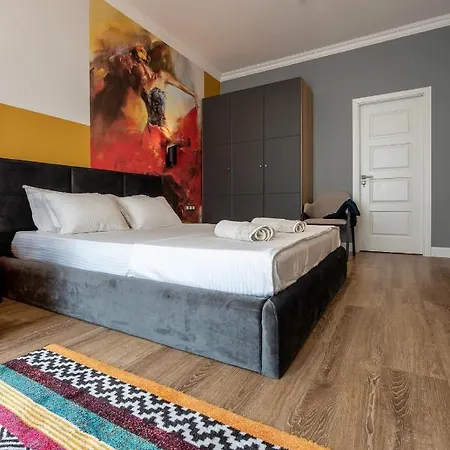 Apartment Luxury & Unique - Center Apt. - 3bdr & 2 Baths *
