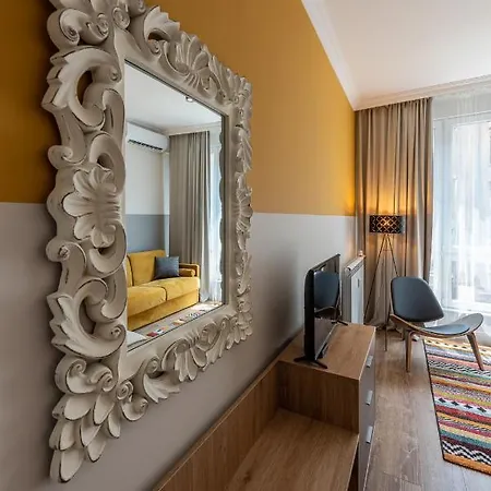 Luxury & Unique - Center Apt. - 3bdr & 2 Baths Apartment *