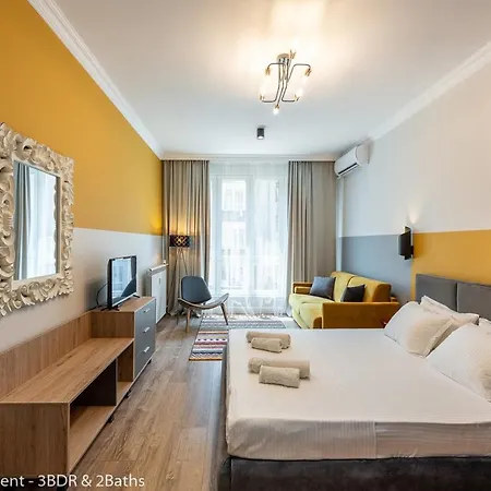 Luxury & Unique - Center Apt. - 3bdr & 2 Baths דירה *