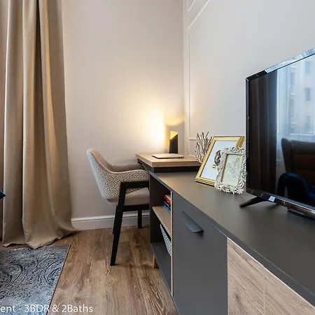 Luxury & Unique - Center Apt. - 3bdr & 2 Baths דירה